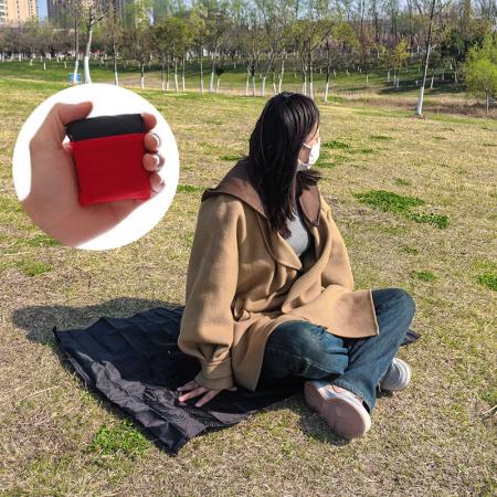 Manta de bolsillo compacta, ligera y de nailon antidesgarro, resistente al agua y al agua. 