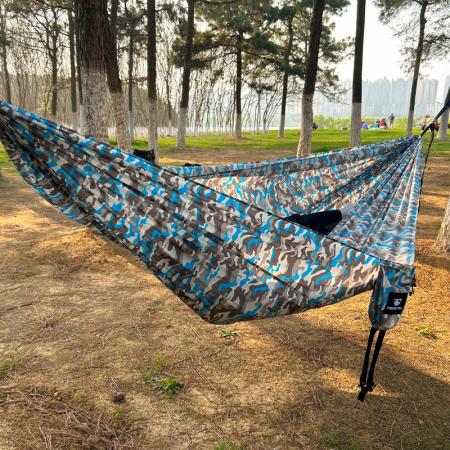 Hamaca ligera de nailon para 2 personas con mosquitera y estampado de camuflaje. Hamaca portátil para exteriores.