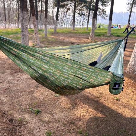 Hamaca de exterior de nailon con tela de paracaídas, ideal para acampar y hacer senderismo, con protección antimosquitos y capacidad para 150 kg.