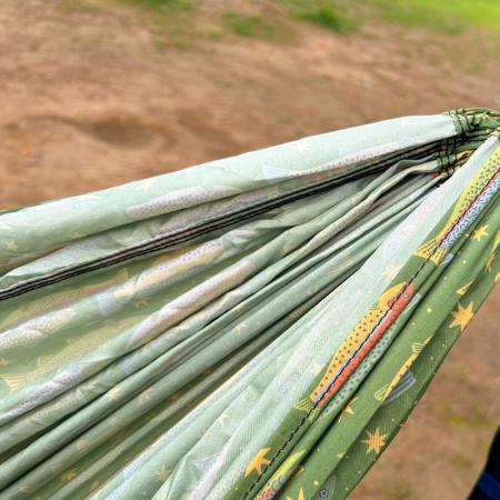 Hamaca de exterior de nailon con tela de paracaídas, ideal para acampar y hacer senderismo, con protección antimosquitos y capacidad para 150 kg.