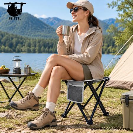 Taburete de camping plegable portátil con bolsillo lateral de malla – Taburete de viaje plegable y ligero de 0,4 kg, capacidad de 400 lb 